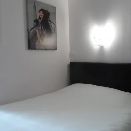 Otel Monceau 2*