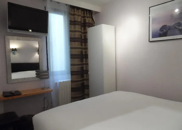 Отель Monceau 3*